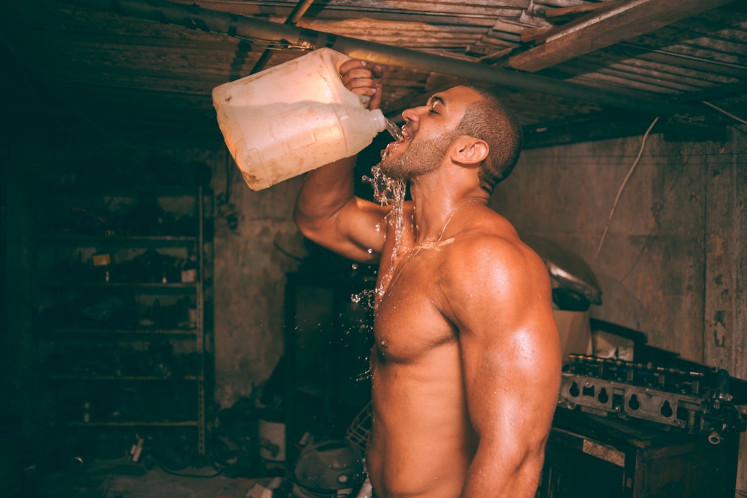 Comment obtenir de gros pecs rapidement et efficacement sans matériel ni salle de sport