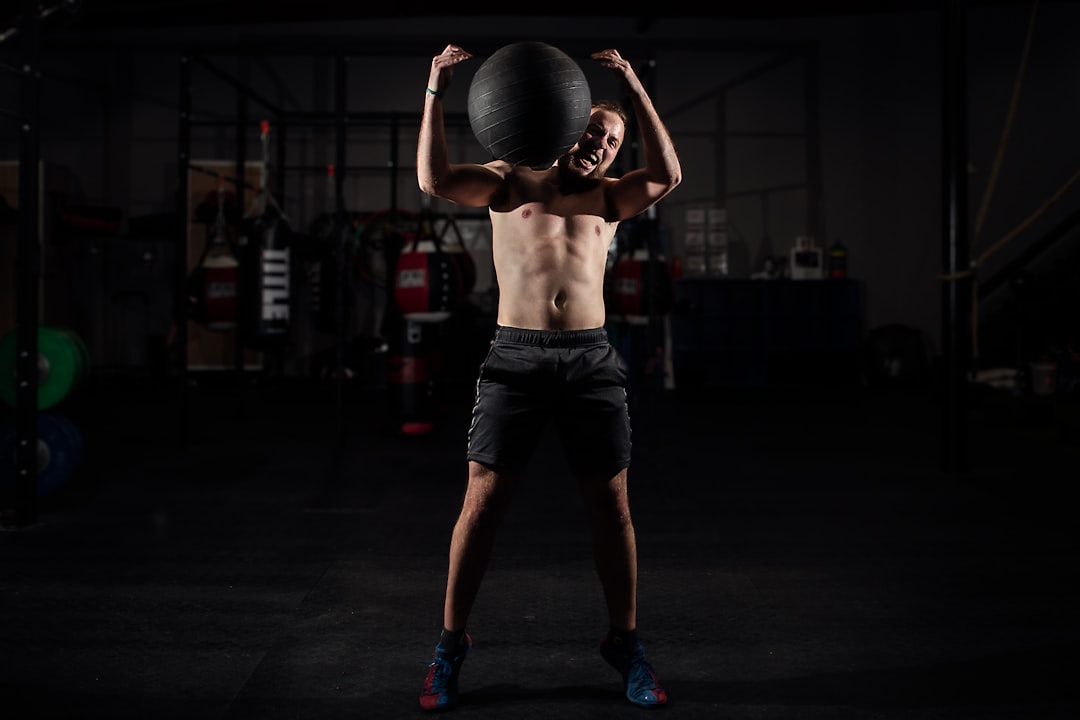 Comment maîtriser le hollow hold pour renforcer efficacement vos abdominaux profondement