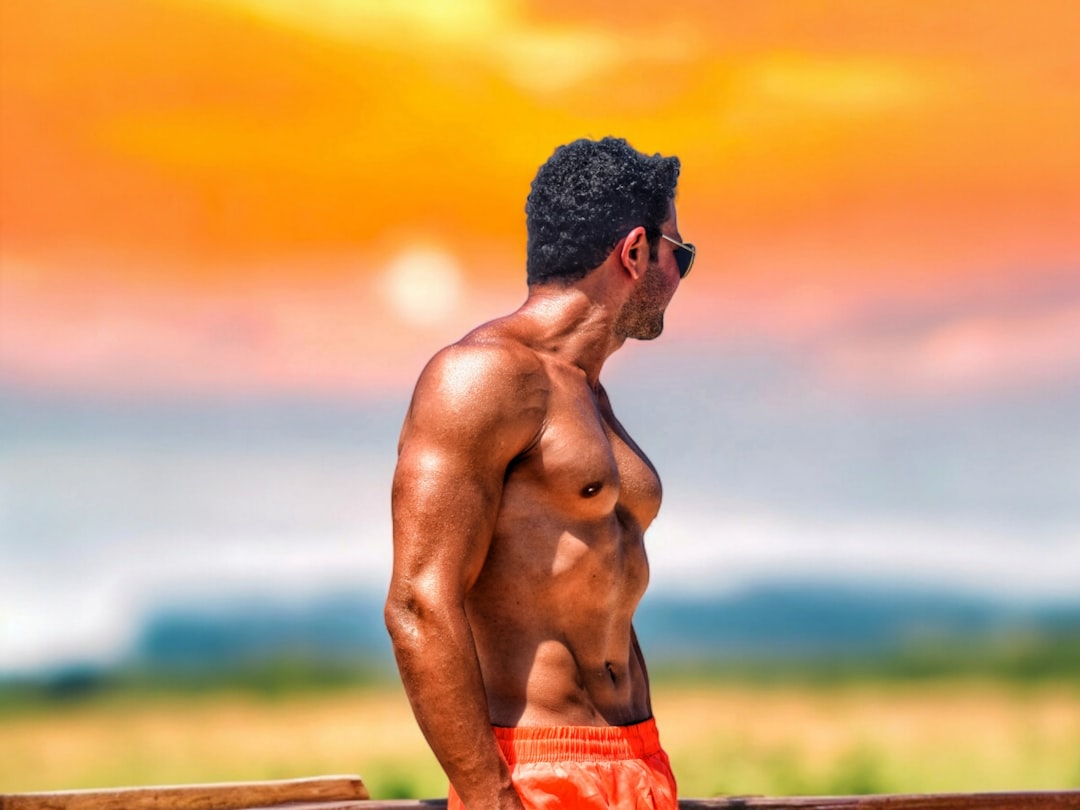Pompe pour les pectoraux : 7 variantes efficaces pour un torse musclé à la maison
